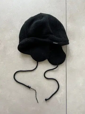 [ TIGHTBOOTH ] 귀도리 니트 모자 / BLACK