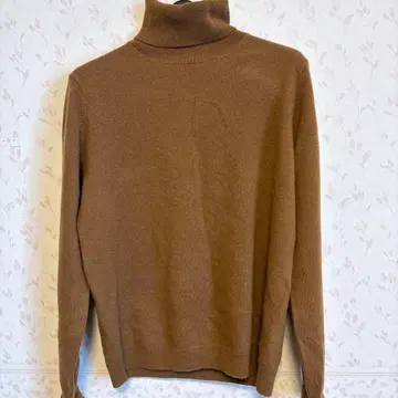 브라운 터틀넥 스웨터