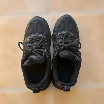 블랙 스포츠 슈즈