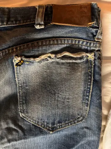 Lee 블랙 택 한쪽 귀