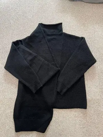 비대칭 터틀넥 니트 블랙