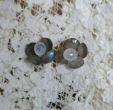 래브라도 라이트와 문스톤의 꽃 모양 귀걸이