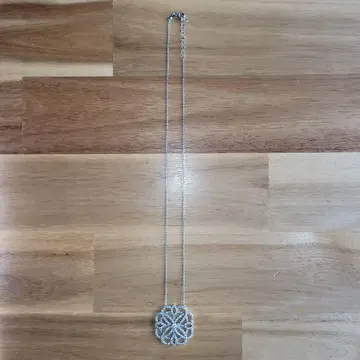 꽃 무늬 스톤 장식 실버 목걸이