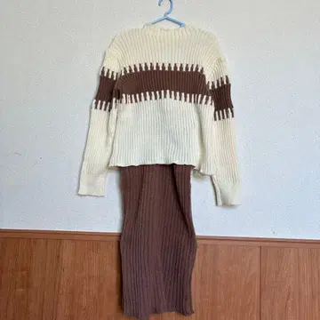 아이보리와 브라운의 리브 니트 셋업