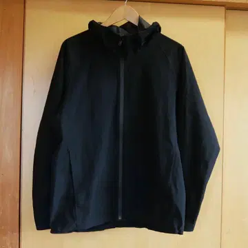 유니클로 블록테크 후드티 3D 컷 블랙 블랙