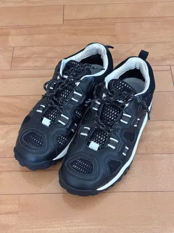 디아도라 스니커즈