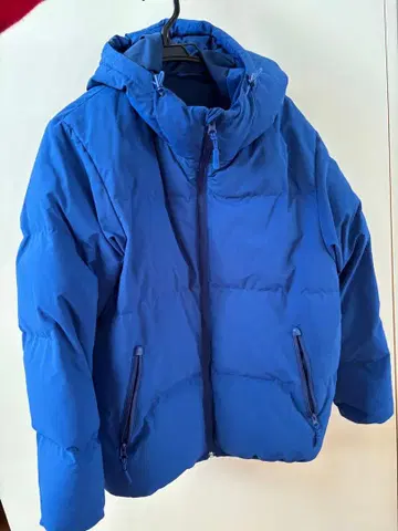 파랑 후드 부착 다운 자켓