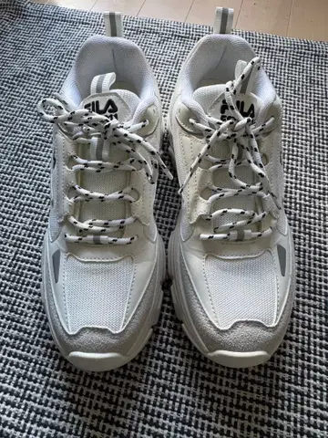 FILA 화이트 스니커즈