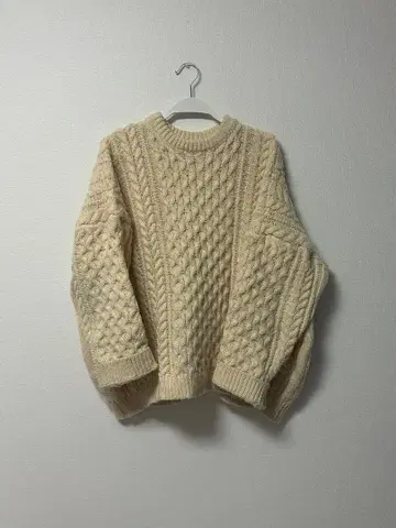 크림색 케이블 니트 스웨터 긴팔