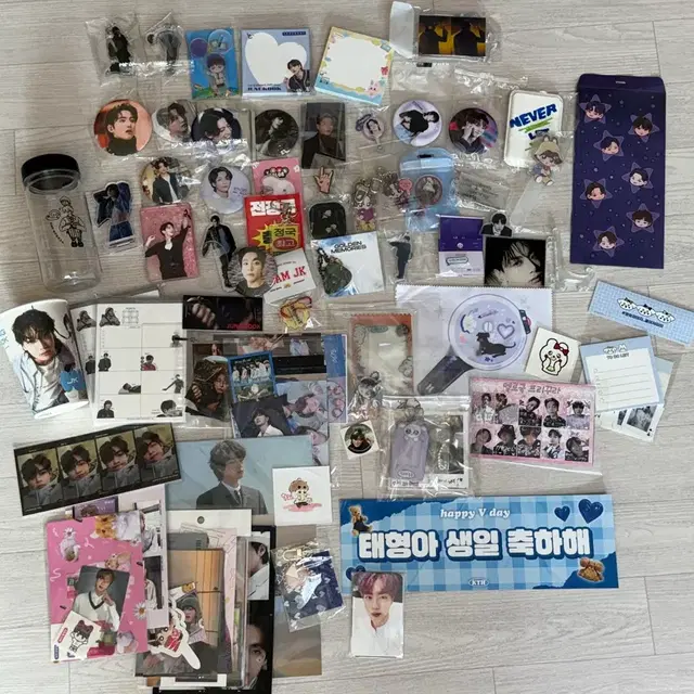 방탄소년단 정국 비공굿 일괄 처분 (포토카드, 뱃지, 아크릴스탠드, 키링