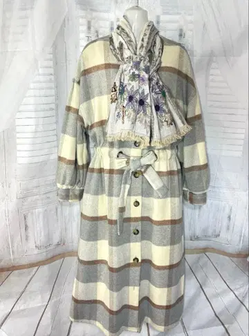 내추럴 계열 부드러운 색감의 체크 오버코트