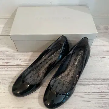 [새상품급] ANTEPRIMA 에나멜 신발 22.5cm