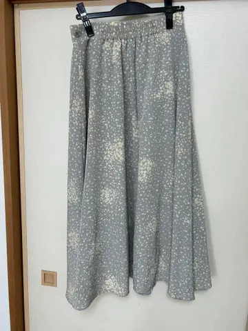 SHIPS 플레어 롱 스커트 그레이와 크림 무늬