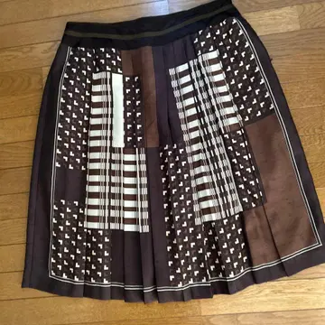 브라운 계열 플리츠 스커트 무릎 기장 체크 무늬