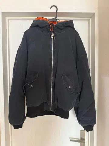 블랙 후드 부착 점퍼 오렌지 안감