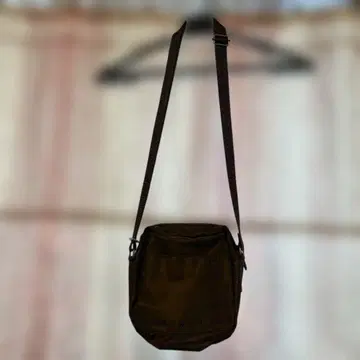 모리 하나에 다크 브라운 로고 숄더백