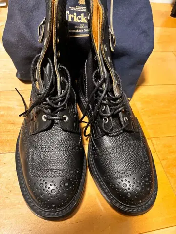 Tricker's 블랙 가죽 부츠