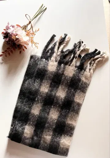 체크 무늬 프린지 머플러