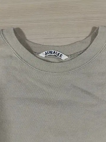 AURALEE 베이지 크루넥 맨투맨