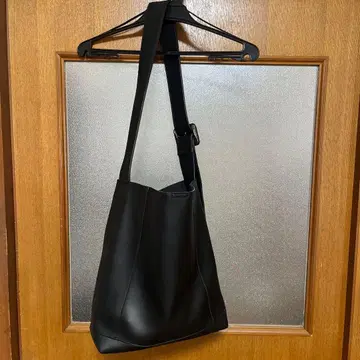 블랙 합성 피혁 숄더백