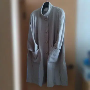 그레이 버튼 스탠드 카라 코트