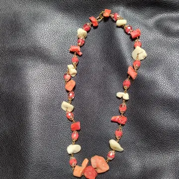 빨간색과 화이트 코랄 목걸이 70년 전 앤티크