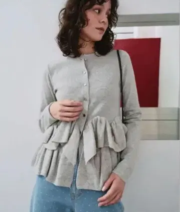 미개봉 새상품 titivate 프릴 헴 니트 가디건 그레이 M