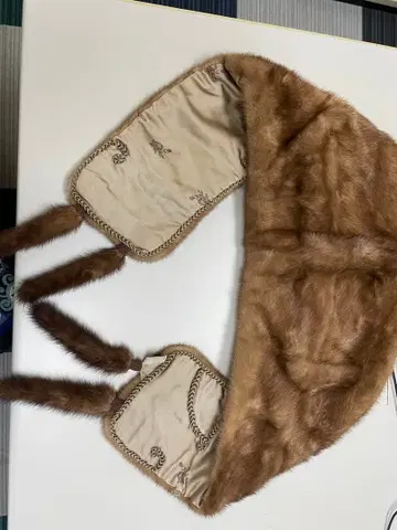 브라운 퍼 숄 자수 포함