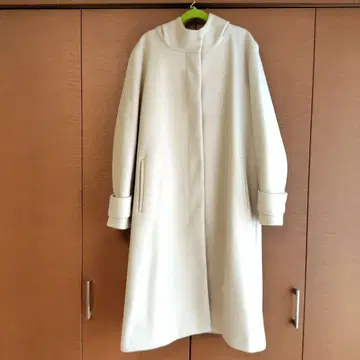 아이보리 후드 부착 롱 코트