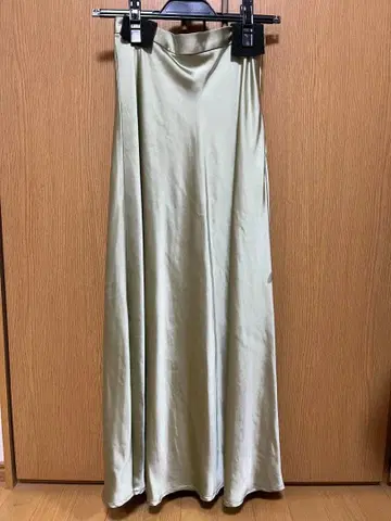 BEAMS 새틴 롱 스커트