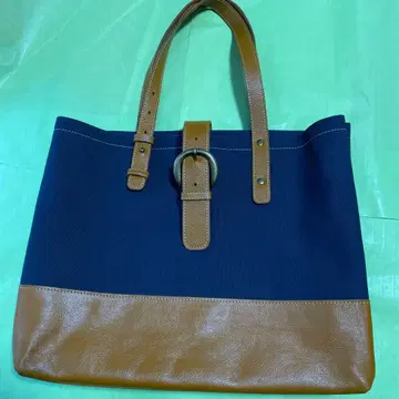 네이비와 브라운의 토트백