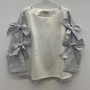 리본 포함 상의 화이트 스트라이프