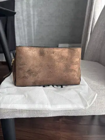 nouer 브론즈 파우치 백