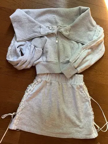 Darich 오프숄더 레이스 맨투맨 상의 & 미니 스커트 셋업