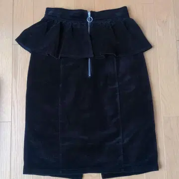 EATME 프릴 장식 블랙 코듀로이 스커트