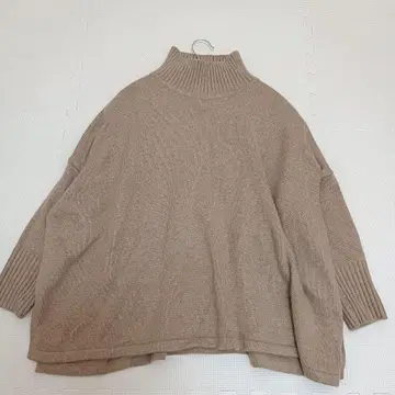 PRIORITY 프라이오리티 딥 사이드 슬릿 하이넥 니트