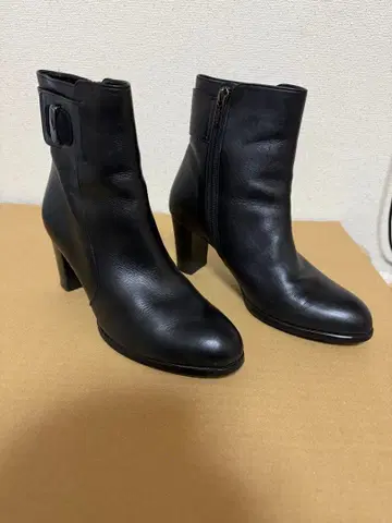 블랙 가죽 부츠 지퍼 포함