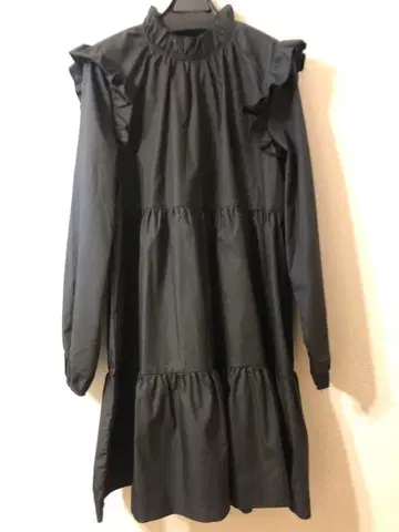 프릴 장식 블랙 티어드 드레스