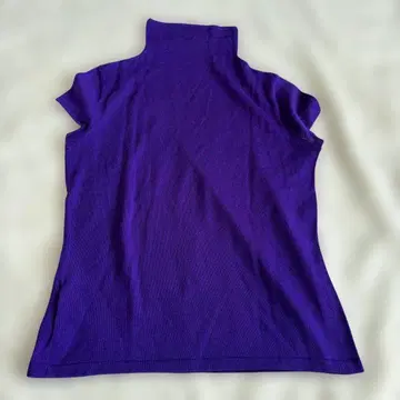 보라색 하이넥 슬리브리스 상의