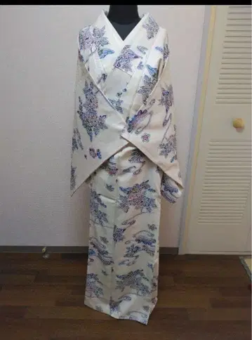 세탁 가능한 코몬 기모노 화이트 베이스에 다색 꽃무늬