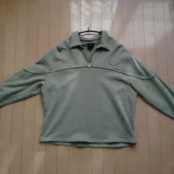 올리브 그린 하프 지퍼 트레이닝복