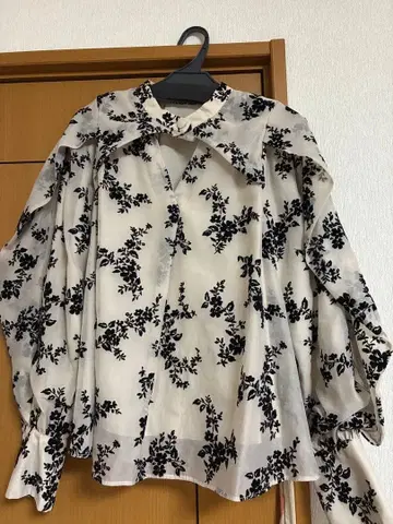 snidel 꽃무늬 긴팔 블라우스