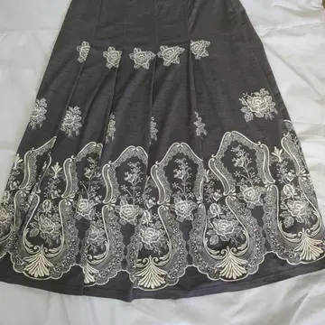 그레이 꽃무늬 자수 미디 스커트