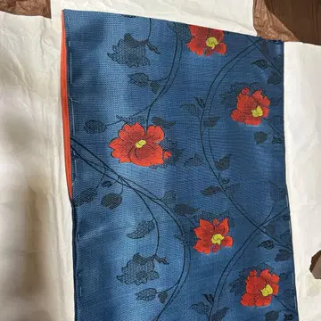파란색 꽃무늬 명주 기모노