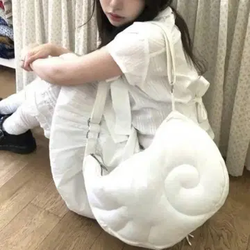 coyseio 코이세이오 깃털 백 화이트