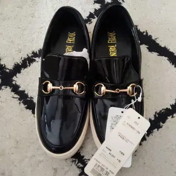 미사용 새상품 블랙 광택 로퍼 통굽 23.5cm