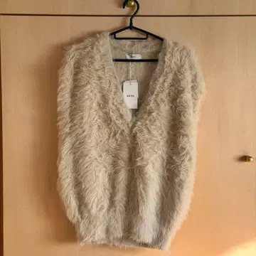 AKTE V넥 샤기 니트 베스트 라이트 베이지