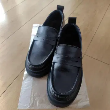 ZARA 블랙 로퍼 23.5cm