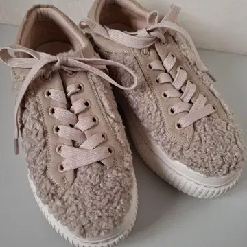 거의 미사용 츠모리치사토 워크 보아 통굽 스니커즈 베이지