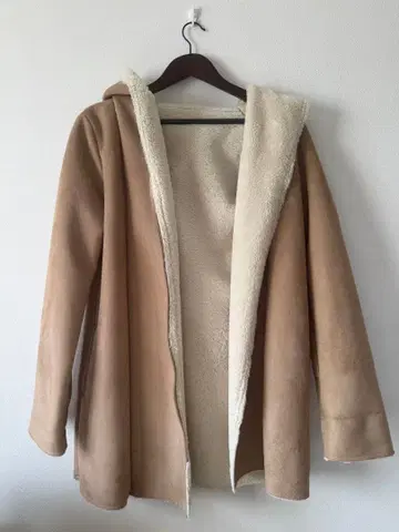 베이지 후드 부착 무스탕 코트